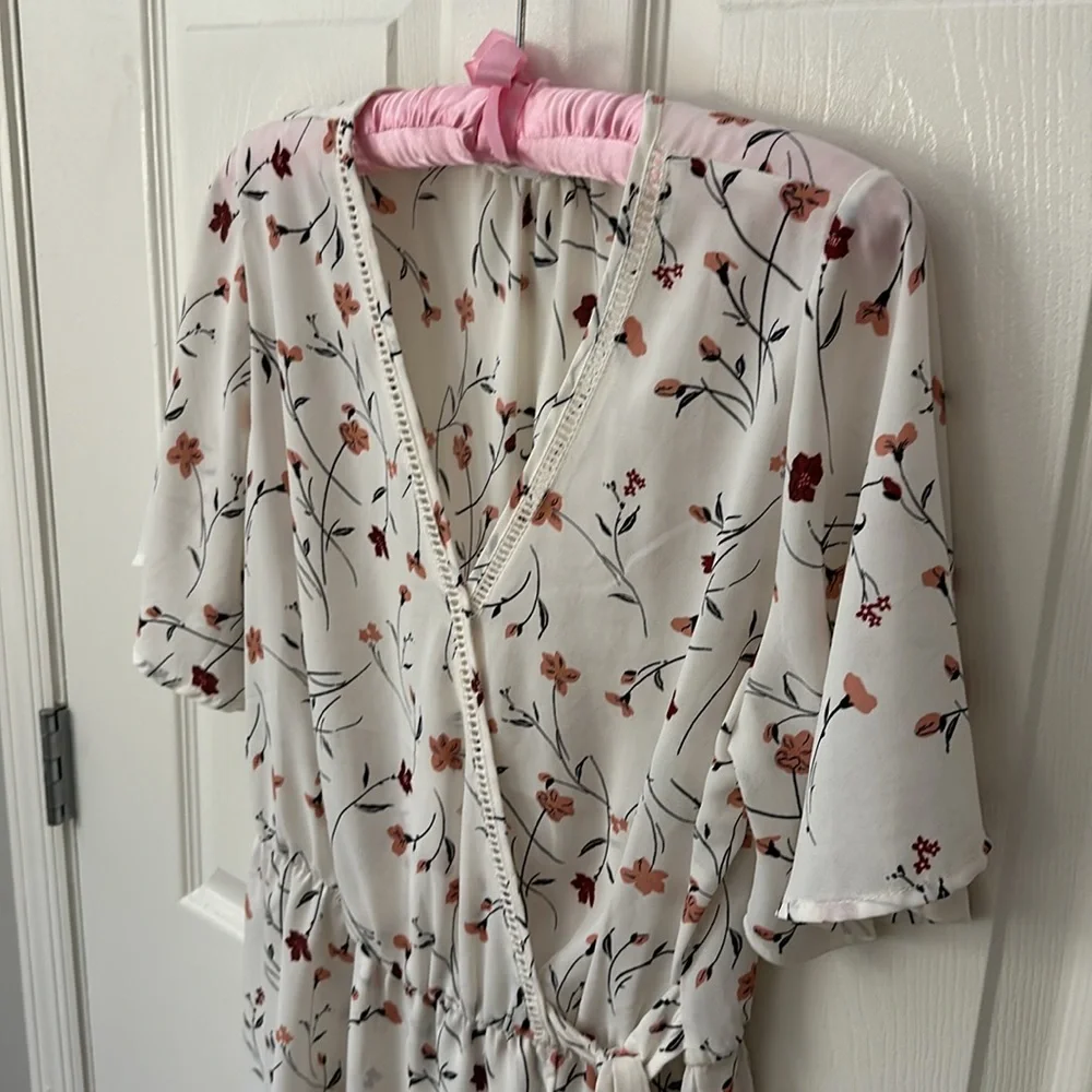Sienna Sky White Floral Peplum Wrap Blouse Large - Picture 4 of 7